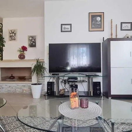 Grosszugiges Ferienhaus Mit Pool Und Eigenem Garten, Klimaanlage Und Wifi Fur 10 Personen * Pula