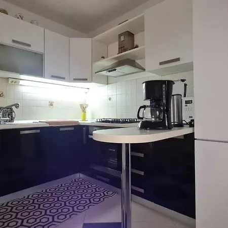 Grosszugiges Ferienhaus Mit Pool Und Eigenem Garten, Klimaanlage Und Wifi Fur 10 Personen Holiday home