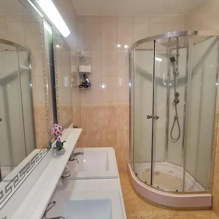 Grosszugiges Ferienhaus Mit Pool Und Eigenem Garten, Klimaanlage Und Wifi Fur 10 Personen Pula