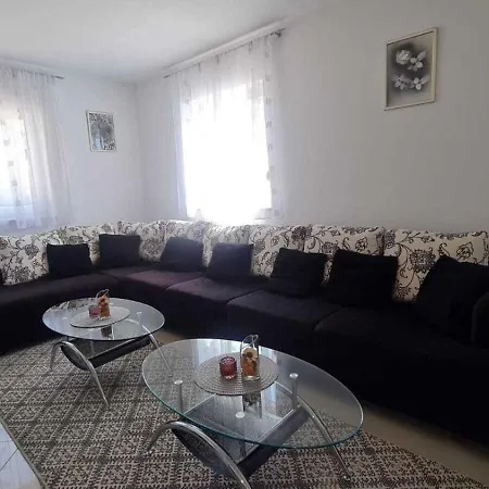 Grosszugiges Ferienhaus Mit Pool Und Eigenem Garten, Klimaanlage Und Wifi Fur 10 Personen * Pula