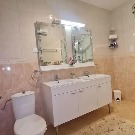 Holiday home Grosszugiges Ferienhaus Mit Pool Und Eigenem Garten, Klimaanlage Und Wifi Fur 10 Personen *