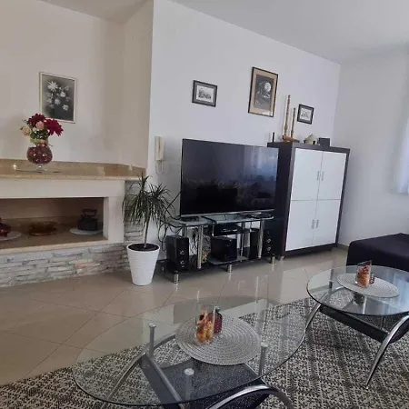 Grosszugiges Ferienhaus Mit Pool Und Eigenem Garten, Klimaanlage Und Wifi Fur 10 Personen * Pula