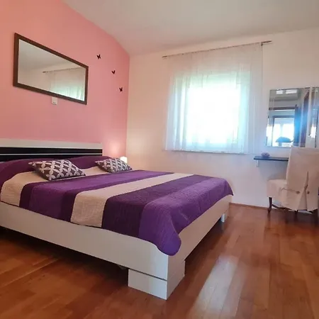 Grosszugiges Ferienhaus Mit Pool Und Eigenem Garten, Klimaanlage Und Wifi Fur 10 Personen Holiday home