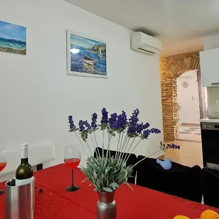 Grosszugiges Ferienhaus Mit Pool Und Eigenem Garten, Klimaanlage Und Wifi Fur 10 Personen *