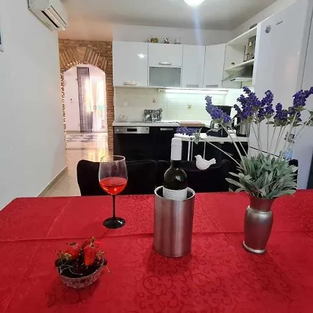 Grosszugiges Ferienhaus Mit Pool Und Eigenem Garten, Klimaanlage Und Wifi Fur 10 Personen * Pula