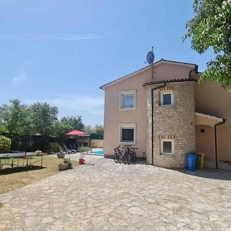 Grosszugiges Ferienhaus Mit Pool Und Eigenem Garten, Klimaanlage Und Wifi Fur 10 Personen Pula