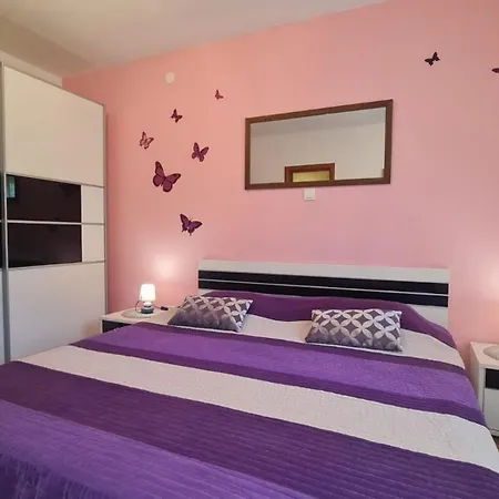 Grosszugiges Ferienhaus Mit Pool Und Eigenem Garten, Klimaanlage Und Wifi Fur 10 Personen * Pula