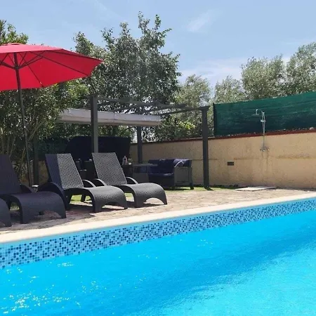 Grosszugiges Ferienhaus Mit Pool Und Eigenem Garten, Klimaanlage Und Wifi Fur 10 Personen