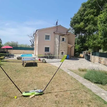 Grosszugiges Ferienhaus Mit Pool Und Eigenem Garten, Klimaanlage Und Wifi Fur 10 Personen Holiday home *