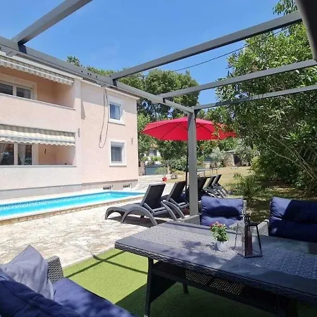 Grosszugiges Ferienhaus Mit Pool Und Eigenem Garten, Klimaanlage Und Wifi Fur 10 Personen Pula