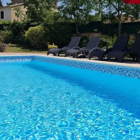 Holiday home Grosszugiges Ferienhaus Mit Pool Und Eigenem Garten, Klimaanlage Und Wifi Fur 10 Personen *