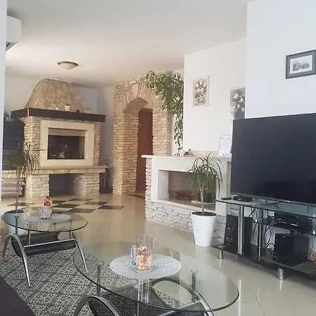 Grosszugiges Ferienhaus Mit Pool Und Eigenem Garten, Klimaanlage Und Wifi Fur 10 Personen Holiday home *