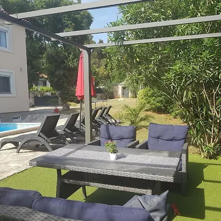 Holiday home Grosszugiges Ferienhaus Mit Pool Und Eigenem Garten, Klimaanlage Und Wifi Fur 10 Personen
