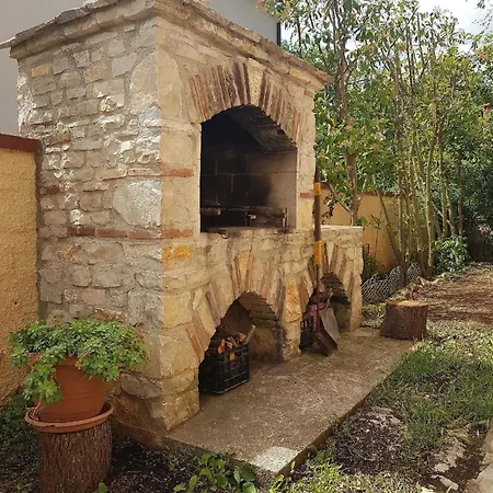 Grosszugiges Ferienhaus Mit Pool Und Eigenem Garten, Klimaanlage Und Wifi Fur 10 Personen *